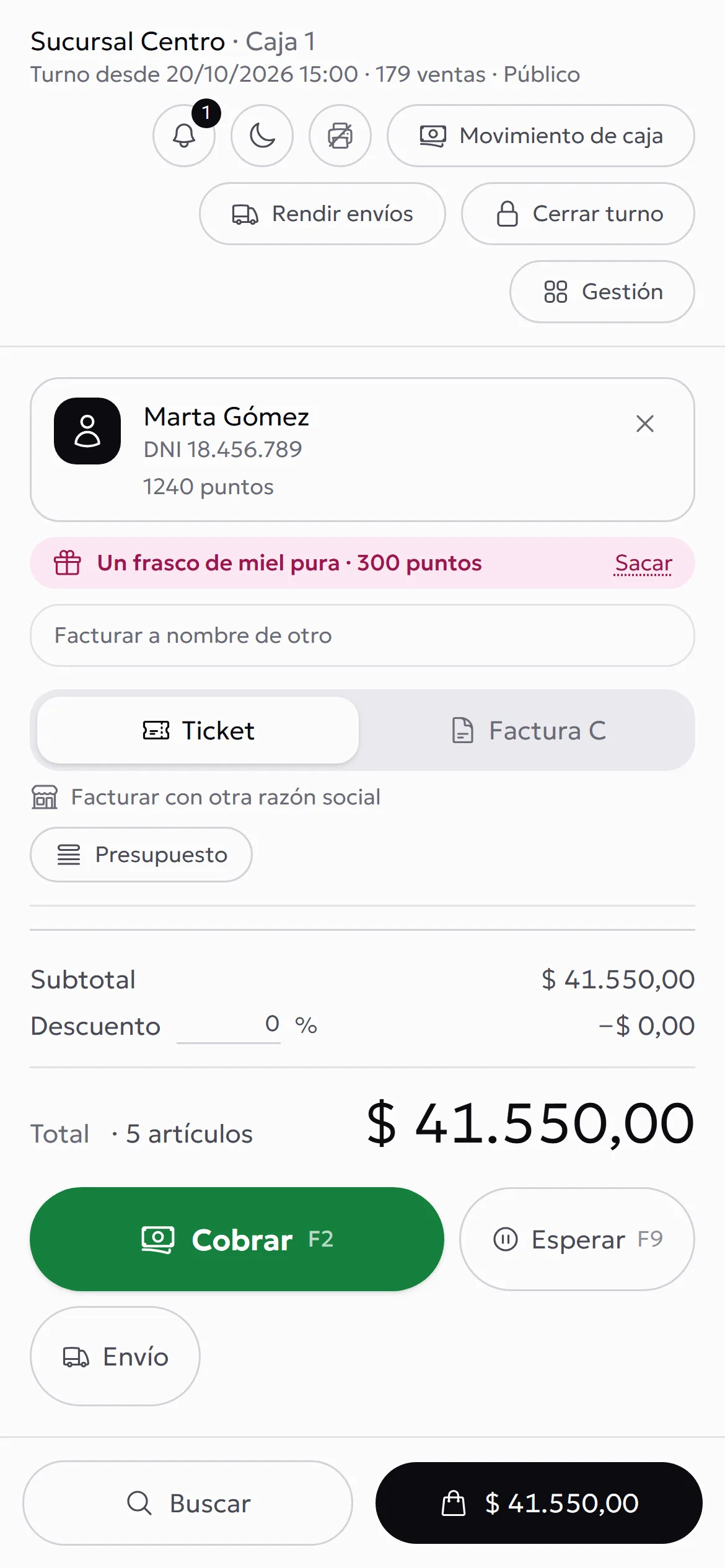 La misma venta en la caja desde un celular: la clienta, el premio canjeado y el total para cobrar.