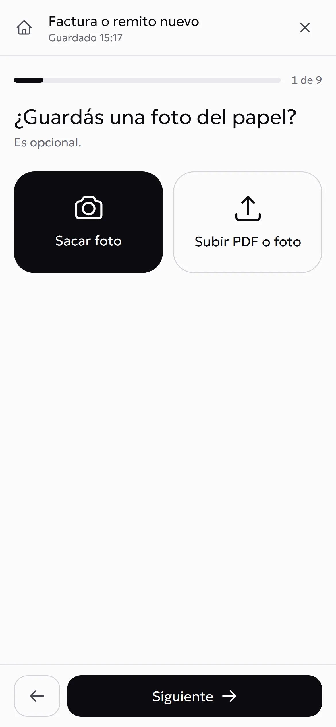 La carga de una factura de proveedor en el celular, paso a paso: primero, sacarle una foto al papel.